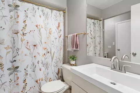 Bath - 230 Windsor Ln #D, Willowbrook, IL 60527 photo 1 of 1