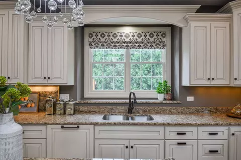 Kitchen - 605 Thornwood Dr, Naperville, IL 60540 photo 5 of 6