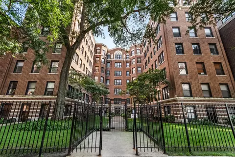 725 W Sheridan Rd #204, Chicago, IL 60613