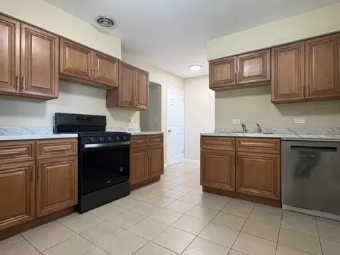 Kitchen - 180 E Northwest Hwy #A, Des Plaines, IL 60016 photo 2 of 2
