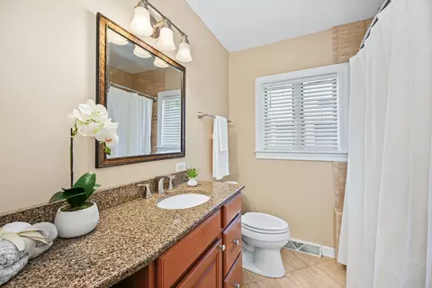 Bath - 519 Byron Ct, Wheaton, IL 60187 photo 2 of 3