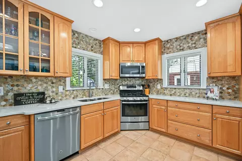 Kitchen - 519 Byron Ct, Wheaton, IL 60187 photo 2 of 3