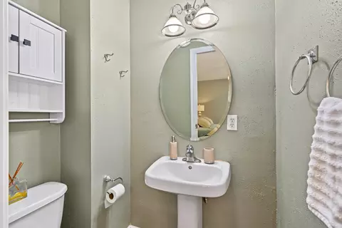 Bath - 519 Byron Ct, Wheaton, IL 60187 photo 1 of 3