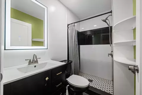 Bath - 1235 Leon Pl, Evanston, IL 60201 photo 2 of 3