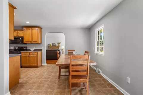 Dining - 1107 Foothill Dr, Champaign, IL 61821 photo 2 of 4