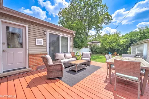 Exterior - 148 Jeffery Ln, Des Plaines, IL 60018 photo 5 of 13