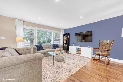 Living - 148 Jeffery Ln, Des Plaines, IL 60018 photo 1 of 4
