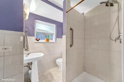 Bath - 148 Jeffery Ln, Des Plaines, IL 60018 photo 4 of 4