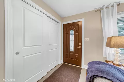 Entry Way - 148 Jeffery Ln, Des Plaines, IL 60018 photo 1 of 4