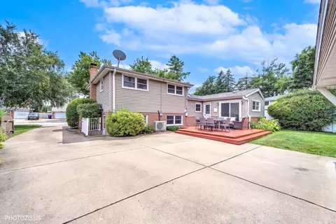 Exterior - 148 Jeffery Ln, Des Plaines, IL 60018 photo 7 of 13