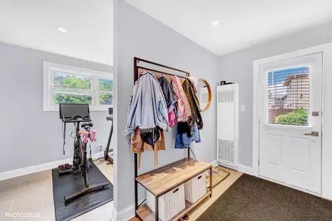 Entry Way - 148 Jeffery Ln, Des Plaines, IL 60018 photo 2 of 4