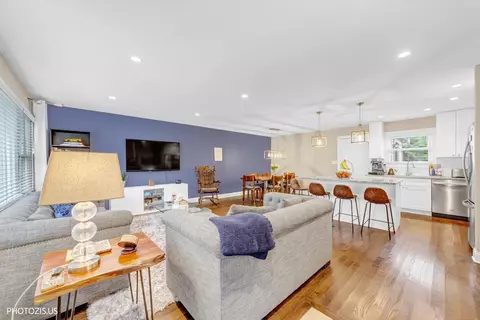 Living - 148 Jeffery Ln, Des Plaines, IL 60018 photo 2 of 4