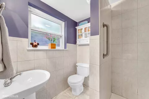 Bath - 148 Jeffery Ln, Des Plaines, IL 60018 photo 3 of 4