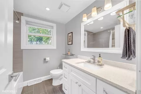 Bath - 148 Jeffery Ln, Des Plaines, IL 60018 photo 1 of 4
