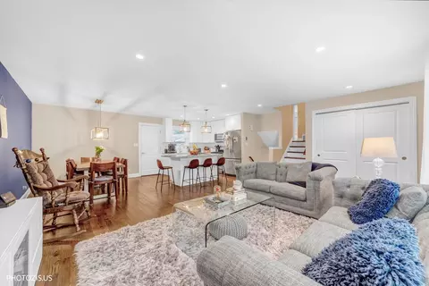 Living - 148 Jeffery Ln, Des Plaines, IL 60018 photo 3 of 4