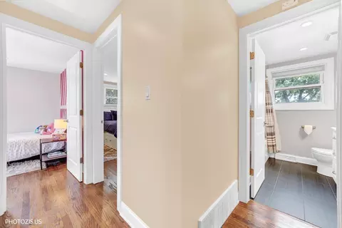 Entry Way - 148 Jeffery Ln, Des Plaines, IL 60018 photo 3 of 4