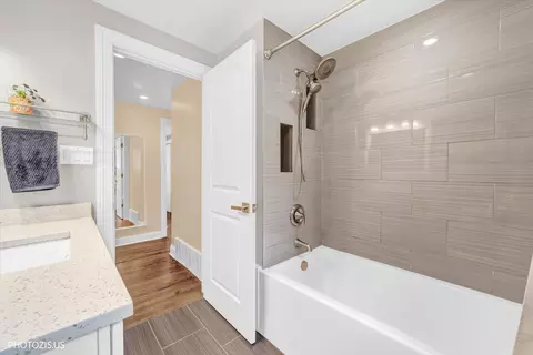 Bath - 148 Jeffery Ln, Des Plaines, IL 60018 photo 2 of 4