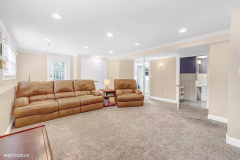 Living - 148 Jeffery Ln, Des Plaines, IL 60018 photo 4 of 4
