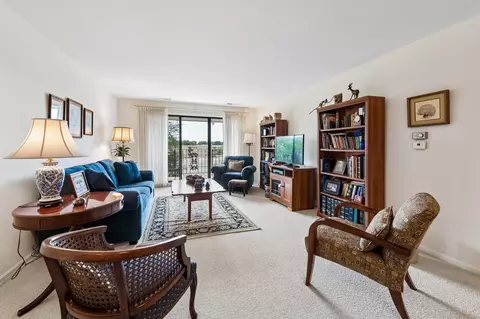 5200 Oakton St #408, Skokie, IL 60077