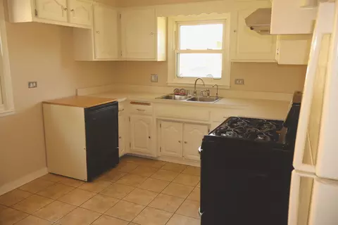 Kitchen - 3719 153rd St, Midlothian, IL 60445 photo 3 of 4