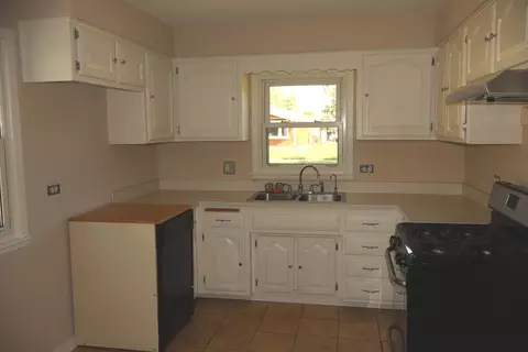 Kitchen - 3719 153rd St, Midlothian, IL 60445 photo 2 of 4