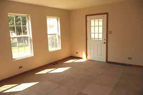 Living - 3719 153rd St, Midlothian, IL 60445 photo 2 of 7