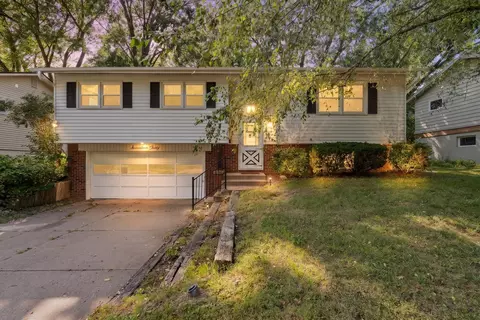 1730 Fairmeadow Dr, Bettendorf, IA 52722
