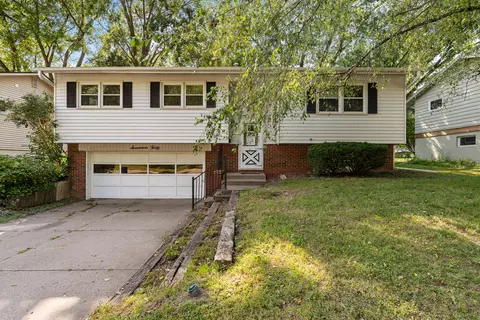 1730 Fairmeadow Dr, Bettendorf, IA 52722