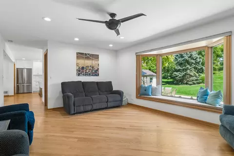 Living - 824 Kent Cir, Bartlett, IL 60103 photo 4 of 6