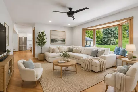 Living - 824 Kent Cir, Bartlett, IL 60103 photo 5 of 6