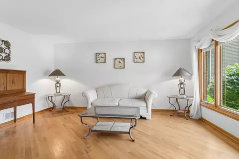 Living - 824 Kent Cir, Bartlett, IL 60103 photo 1 of 6