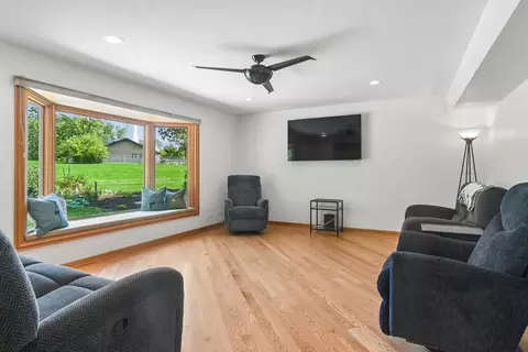 Living - 824 Kent Cir, Bartlett, IL 60103 photo 2 of 6