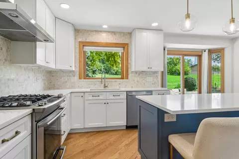 Kitchen - 824 Kent Cir, Bartlett, IL 60103 photo 4 of 4