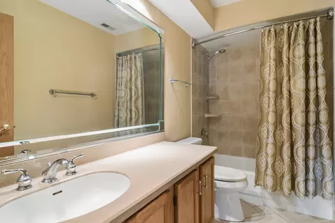 Bath - 824 Kent Cir, Bartlett, IL 60103 photo 4 of 4