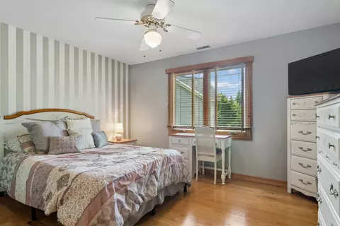 Bedroom - 824 Kent Cir, Bartlett, IL 60103 photo 2 of 3