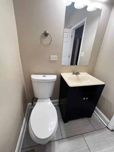 Bath - 7642 S Normal Ave, Chicago, IL 60620 photo 2 of 4