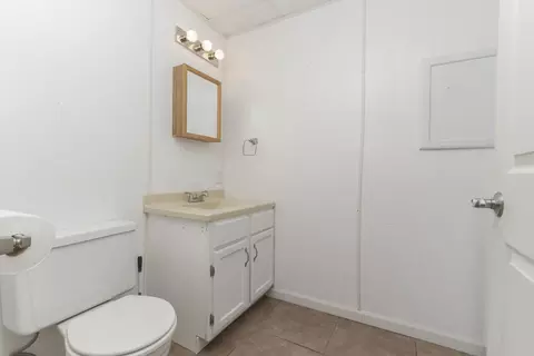 Bath - 207 Greenleaf Dr, Bloomington, IL 61704 photo 2 of 2