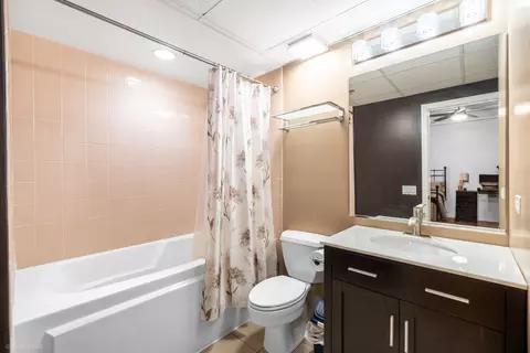 Bath - 6 E Monroe St #1503, Chicago, IL 60603 photo 1 of 3
