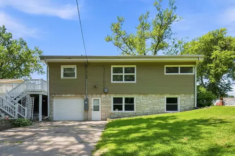 Exterior - 2510 7th St, Moline, IL 61265 photo 3 of 4