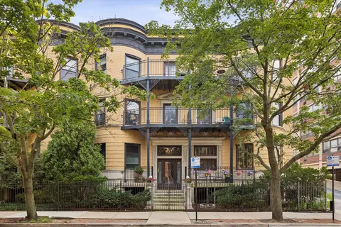 941 W Gunnison St #1W, Chicago, IL 60640