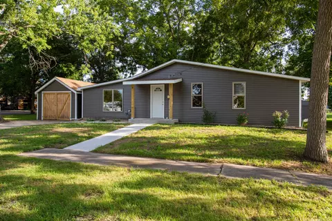 Exterior - 117 Clark St, Chenoa, IL 61726 photo 3 of 5
