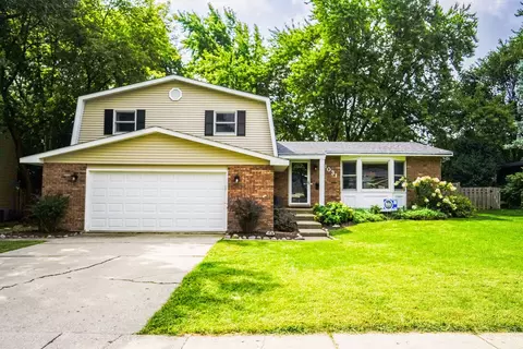 1031 Shari Ln, Libertyville, IL 60048
