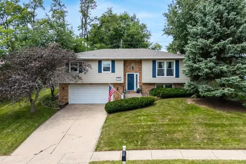 3850 Rolling Wood Ct, Bettendorf, IA 52722