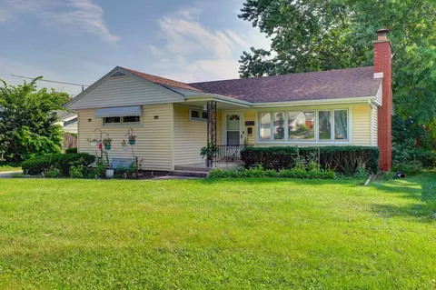 Exterior - 2023 Cedar St, Des Plaines, IL 60018 photo 3 of 9