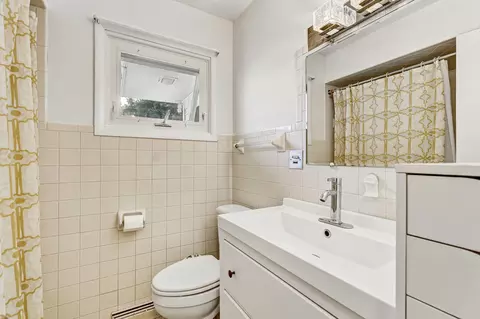 Bath - 2023 Cedar St, Des Plaines, IL 60018 photo 1 of 1