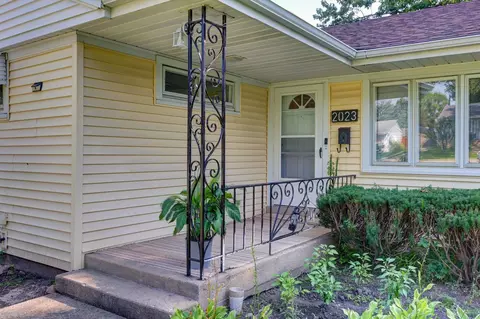 Exterior - 2023 Cedar St, Des Plaines, IL 60018 photo 2 of 9
