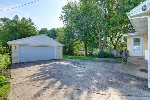 Exterior - 2023 Cedar St, Des Plaines, IL 60018 photo 4 of 9