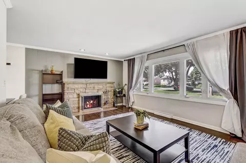 Living - 2023 Cedar St, Des Plaines, IL 60018 photo 2 of 3