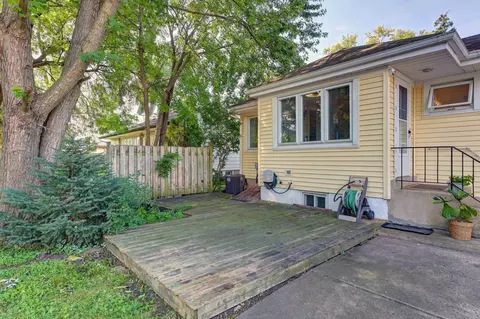 Exterior - 2023 Cedar St, Des Plaines, IL 60018 photo 6 of 9