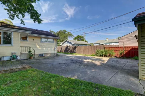 Exterior - 2023 Cedar St, Des Plaines, IL 60018 photo 9 of 9